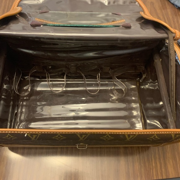 Vintage Louis Vuitton in very good shape. I'm not sure of the age. - Picture 9 of 10